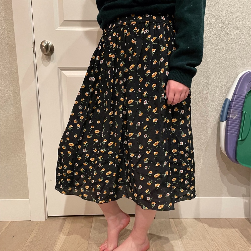 ⭐️Vintage Black Daisy Midi Skirt⭐️